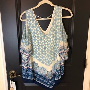 Peek-a-boo sleeved summer top